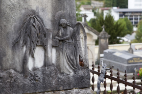 Stèle : ange, croix et arbre étêté. © Région Bourgogne-Franche-Comté, Inventaire du patrimoine