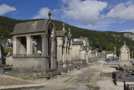 Tombeaux et chapelles funéraires du quartier 3, bordant l'allée le séparant du quartier 4 (à droite). © Région Bourgogne-Franche-Comté, Inventaire du patrimoine