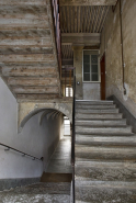 Escalier et couloir du premier étage, depuis le premier repos. © Région Bourgogne-Franche-Comté, Inventaire du patrimoine