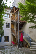 Deuxième cour : vue d'ensemble de l'escalier à cage ouverte, de trois quarts gauche. © Région Bourgogne-Franche-Comté, Inventaire du Patrimoine