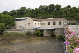 Atelier de fabrication et bâtiment d'eau vus depuis le pont. © Région Bourgogne-Franche-Comté, Inventaire du patrimoine