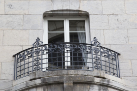 Façade latérale gauche : détail du balcon du bow-window. © Région Bourgogne-Franche-Comté, Inventaire du Patrimoine