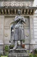 Détail d'une statue de Jeanne d'Arc devant la façade d'angle. © Région Bourgogne-Franche-Comté, Inventaire du Patrimoine