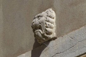 Logis secondaire (anciens communs) : détail du mufle de lion décorant la façade. © Région Bourgogne-Franche-Comté, Inventaire du Patrimoine