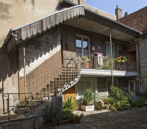 Premier logis secondaire : détail de l'escalier extérieur, de trois quarts gauche. © Région Bourgogne-Franche-Comté, Inventaire du Patrimoine