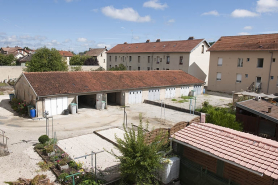 Façades postérieures des habitations sur les jardins et garages. © Région Bourgogne-Franche-Comté, Inventaire du patrimoine