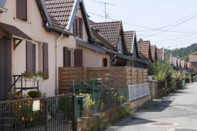 Alignement de maisons rue des Gentianes. © Région Bourgogne-Franche-Comté, Inventaire du patrimoine