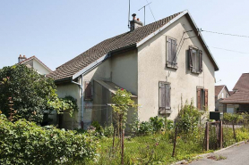Maison jumelée vue de trois quarts gauche. © Région Bourgogne-Franche-Comté, Inventaire du patrimoine