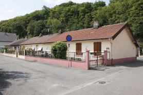 Habitation en rez-de-chaussée. Vue de trois quarts droite. © Région Bourgogne-Franche-Comté, Inventaire du patrimoine