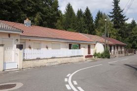 Habitation en rez-de-chaussée. Vue de trois quarts gauche. © Région Bourgogne-Franche-Comté, Inventaire du patrimoine