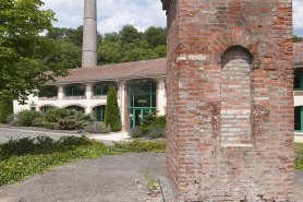 Bâtiment des bureaux et soubassement de la cheminée. © Région Bourgogne-Franche-Comté, Inventaire du patrimoine