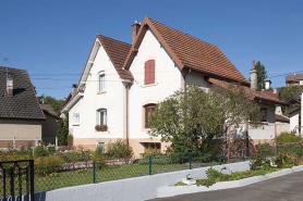 Maison double de cadre rue de la Croze. Vue de trois quarts. © Région Bourgogne-Franche-Comté, Inventaire du patrimoine