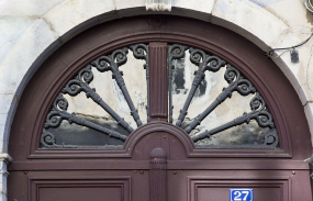 Portail d'entrée : détail du tympan en menuiserie de la porte. © Région Bourgogne-Franche-Comté, Inventaire du Patrimoine