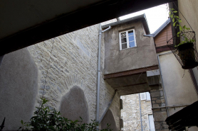 Détail du passage suspendu à l'entrée de la courette débouchant sur la cour principale. © Région Bourgogne-Franche-Comté, Inventaire du Patrimoine