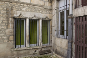 Façade antérieure du premier logis secondaire, rez-de-chaussée : détail des baies en accolade. © Région Bourgogne-Franche-Comté, Inventaire du Patrimoine