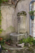 Vue d'ensemble de la borne fontaine située dans la cour. © Région Bourgogne-Franche-Comté, Inventaire du Patrimoine