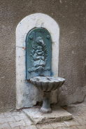 Vue d'ensemble de la borne fontaine située dans la cour. © Région Bourgogne-Franche-Comté, Inventaire du Patrimoine