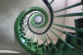 Deuxième logis secondaire : détail de l'escalier, en contre-plongée. © Région Bourgogne-Franche-Comté, Inventaire du Patrimoine