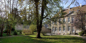 Vue de la partie gauche de la façade postérieure depuis le fond du jardin. © Région Bourgogne-Franche-Comté, Inventaire du Patrimoine