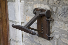 Logis principal, façade sur cour : détail d'un objet en bois non identifié (lutrin ?) situé à côté de la porte d'entrée de l'appartement du premier étage. © Région Bourgogne-Franche-Comté, Inventaire du Patrimoine
