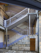 Vue d'ensemble de l'escalier à cage ouverte dans la première cour. © Région Bourgogne-Franche-Comté, Inventaire du Patrimoine