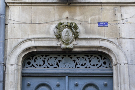 Façade antérieure : détail de la partie supérieure du portail d'entrée. © Région Bourgogne-Franche-Comté, Inventaire du Patrimoine