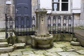 Vue d'ensemble de la borne-fontaine au fond de la cour. © Région Bourgogne-Franche-Comté, Inventaire du Patrimoine