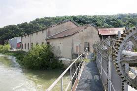 Bâtiment industriel depuis le barrage. © Région Bourgogne-Franche-Comté, Inventaire du patrimoine