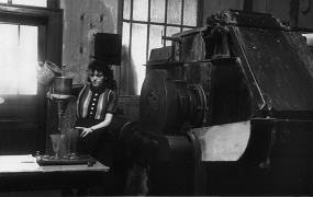 Opération de test de la pâte à papier (?). © Région Bourgogne-Franche-Comté, Inventaire du patrimoine