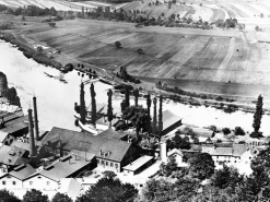 Vue aérienne des ateliers situés au niveau de l'île. © Région Bourgogne-Franche-Comté, Inventaire du patrimoine