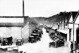 Différents modèles d'automobiles dans la cour de l'usine. © Région Bourgogne-Franche-Comté, Inventaire du patrimoine