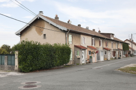 Habitation de 10 logements. Vue d'ensemble depuis le sud-est. © Région Bourgogne-Franche-Comté, Inventaire du patrimoine