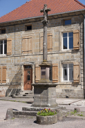 Croix monumentale dite La Belle Coix, vue générale de trois quart. © Région Bourgogne-Franche-Comté, Inventaire du patrimoine