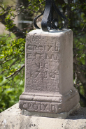 Détail du socle avec l'inscription et la date. © Région Bourgogne-Franche-Comté, Inventaire du patrimoine
