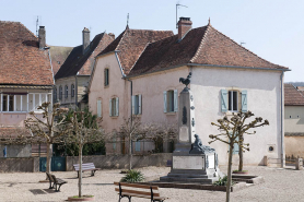 Le square aménagé en 1955 à l'emplacement de l'hôtel de Citey (puis château de Poinctes). © Région Bourgogne-Franche-Comté, Inventaire du patrimoine