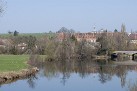 Vue générale rapprochée du village, avec la Lanterne et l'abbaye (au second plan). © Région Bourgogne-Franche-Comté, Inventaire du patrimoine