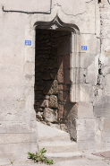 Maison 25 et 27 Grande Rue : la porte, qui ouvre sur un couloir traversant menant à la cour, possède un linteau en accolade (17e siècle ?). © Région Bourgogne-Franche-Comté, Inventaire du patrimoine
