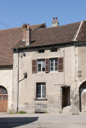 Maison, 25 et 24 Grande Rue : maison en rez-de-chaussée surélevé sur cave, avec un étage carré et un étage de comble. © Région Bourgogne-Franche-Comté, Inventaire du patrimoine