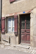 Maison de commerçant, 13 rue des Ruaux : exemple de revêtement à l'imitation du grès sur l'encadrement en pierre de taille de la porte d'entrée. © Région Bourgogne-Franche-Comté, Inventaire du patrimoine