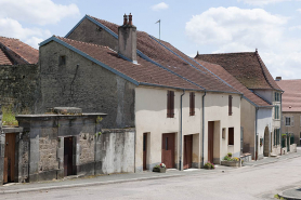 Vue partielle de la rue du Général Rébillot, avec au premier plan le réservoir. © Région Bourgogne-Franche-Comté, Inventaire du patrimoine