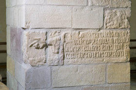 Nef : pierre sculptée indiquant l'emplacement du tombeau de sainte Gude. © Région Bourgogne-Franche-Comté, Inventaire du patrimoine
