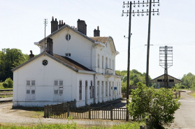 Bâtiment des voyageurs : vue de trois quarts depuis l'esplanade. © Région Bourgogne-Franche-Comté, Inventaire du patrimoine