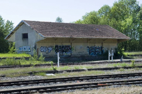 Gare de Port-d'Atelier : halle dans l'emprise de la gare. © Région Bourgogne-Franche-Comté, Inventaire du patrimoine