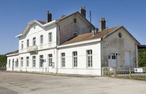 Gare de Port-d'Atelier : vue générale de la gare de voyageurs depuis l'esplanade. © Région Bourgogne-Franche-Comté, Inventaire du patrimoine
