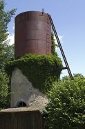 Maison de garde-barrière sud, route d'Amoncourt : vue générale du château d'eau. © Région Bourgogne-Franche-Comté, Inventaire du patrimoine