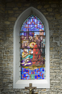 Verrière n° 2 : saint Charles Borromée donnant la communion aux pestiférés, par Benoît Frères, Nancy, 1938. Inscription : EN SOUVENIR DE CHARLES BESANCON. © Région Bourgogne-Franche-Comté, Inventaire du patrimoine