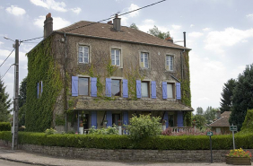Façade antérieure, vue de trois quarts gauche. © Région Bourgogne-Franche-Comté, Inventaire du patrimoine