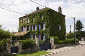 Façade postérieure, vue de trois quarts droit. © Région Bourgogne-Franche-Comté, Inventaire du patrimoine