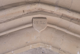 Arc brisé à la jonction du choeur et du transept : écu portant la date gravée 1586. © Région Bourgogne-Franche-Comté, Inventaire du patrimoine