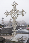 Tombeau précédent. Détail : croix en fonte ornée de volutes, ruban et urne. © Région Bourgogne-Franche-Comté, Inventaire du patrimoine